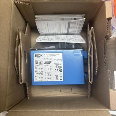 Sick DL100-21HA2102 インダース・リフレクト・ディスタンス・センサ 0.1mmの解像度