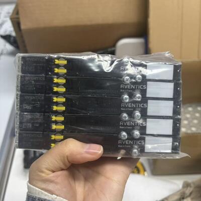 AVENTICS STOCK Pneumatic Valve 5/2-directional Valve with Double Solenoid 850 l/min and 24 V DC